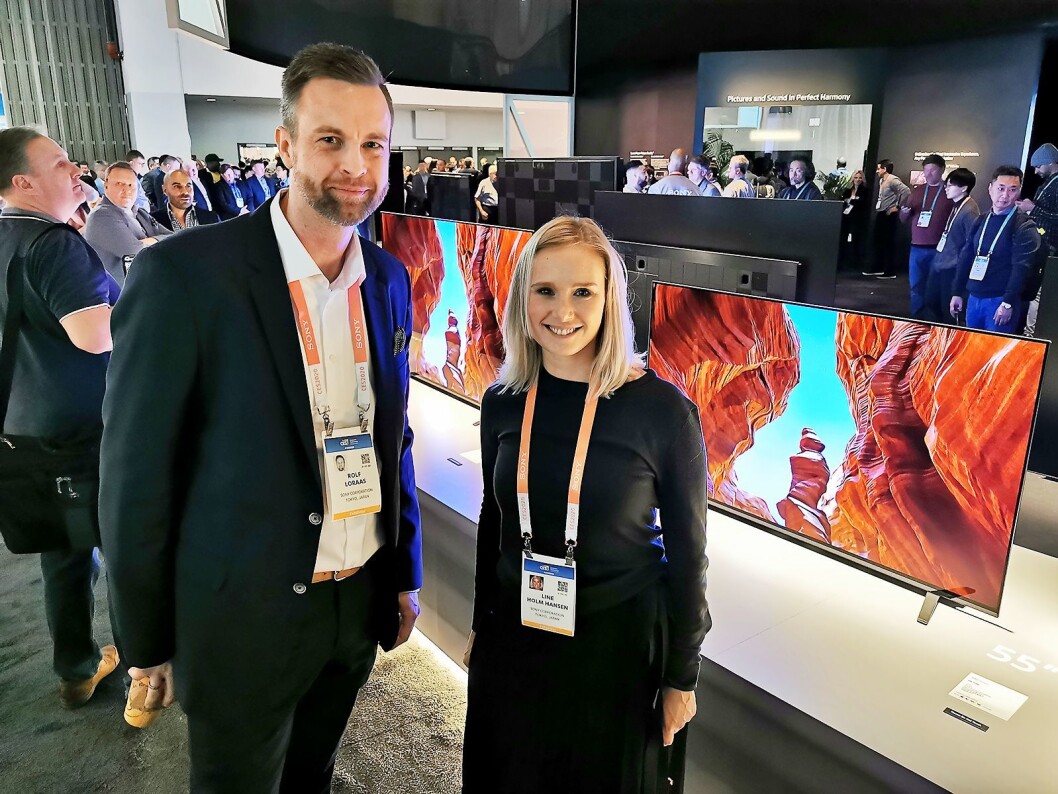 Rolf Loraas og Line Holm Hansen i Sony med oled-TVene i A8-seriene, som har fått en vendbar fot slik at apparatet kan hvile på benken, eller løftes opp slik at det blir plass til en lydplanke under. Foto: Stian Sønsteng. Rolf Loraas og Line Holm Hansen i Sony med oled-TVene i A8-seriene, som har fått en vendbar fot slik at apparatet kan hvile på benken, eller løftes opp slik at det blir plass til en lydplanke under. Foto: Stian Sønsteng.