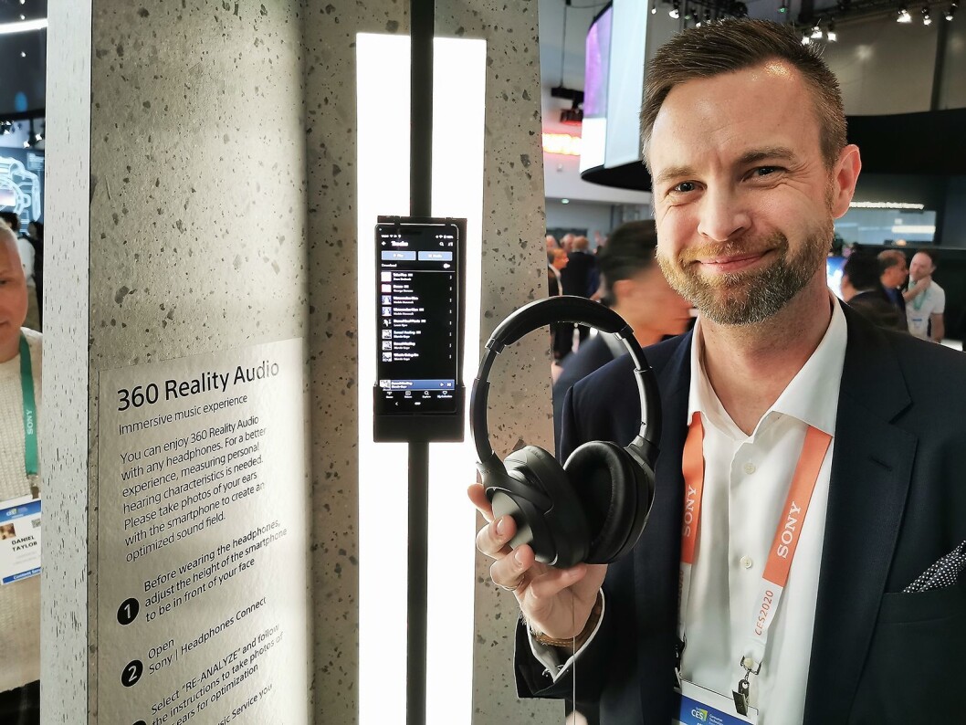 – Med 360 Reality Audio tilbyr vi en helt ny musikkopplevelse, sier Rolf Loraas i Sony. Foto: Stian Sønsteng. – Med 360 Reality Audio tilbyr vi en helt ny musikkopplevelse, sier Rolf Loraas i Sony. Foto: Stian Sønsteng.