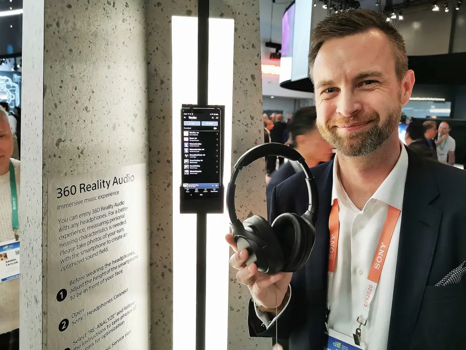 – Med 360 Reality Audio tilbyr vi en helt ny musikkopplevelse, sier Rolf Loraas i Sony. Foto: Stian Sønsteng. – Med 360 Reality Audio tilbyr vi en helt ny musikkopplevelse, sier Rolf Loraas i Sony. Foto: Stian Sønsteng.