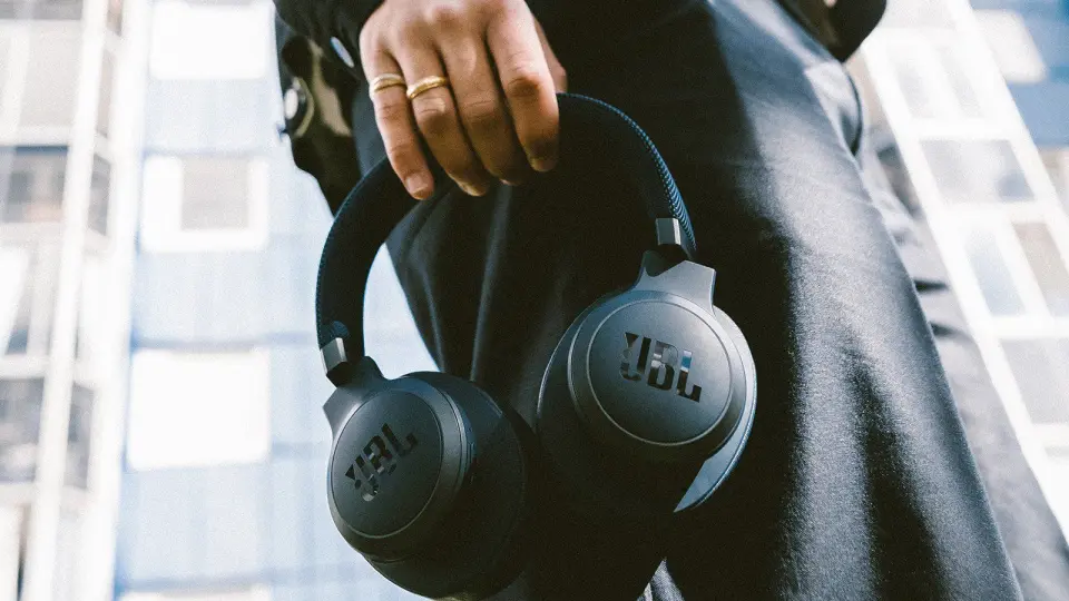 Nordmenn kjøper stadig flere hodetelefoner, og trenden er trådløs. Foto: JBL Nordmenn kjøper stadig flere hodetelefoner, og trenden er trådløs. Foto: JBL