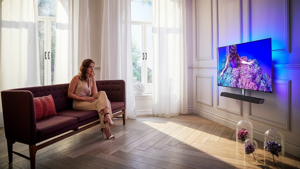 Norske forbrukere kjøper stadig større TVer, og 65 tommer øker mest i 2019. Foto: Philips