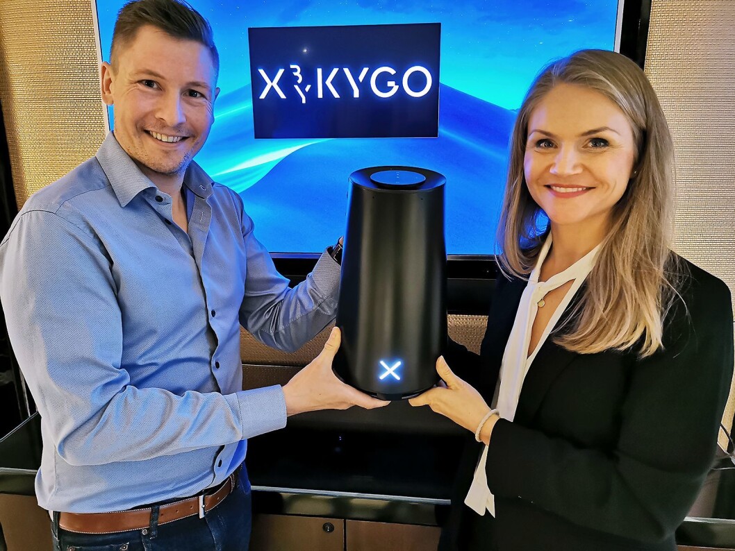 Jørgen Flåtene og Elise Reiten i X by Kygo med høyttaleren GPX1, der GP står for Grand Piano. Foto: Stian Sønsteng. Jørgen Flåtene og Elise Reiten i X by Kygo med høyttaleren GPX1, der GP står for Grand Piano. Foto: Stian Sønsteng.