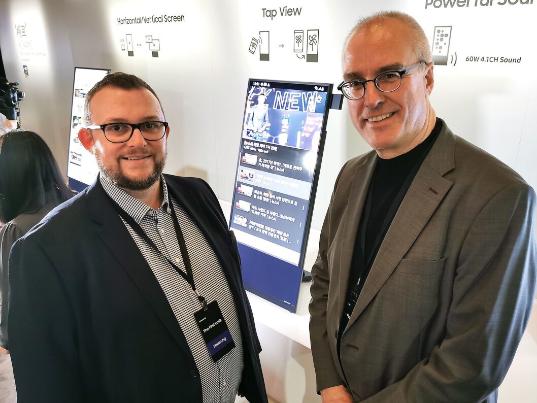 Produktspesialist Knut-Eirik Rørnes (t. v.) og teknisk produktsjef TV/AV Magnus Nilsson i Samsung Nordic med TVen The Sero, som med en motor snur seg 90 grader fra horisontal til vertikal visning. Foto: Stian Sønsteng. Produktspesialist Knut-Eirik Rørnes (t. v.) og teknisk produktsjef TV/AV Magnus Nilsson i Samsung Nordic med TVen The Sero, som med en motor snur seg 90 grader fra horisontal til vertikal visning. Foto: Stian Sønsteng.