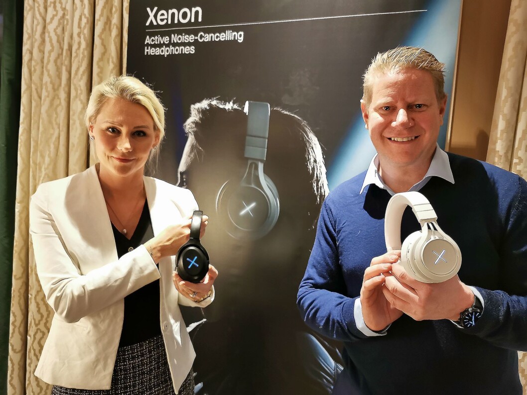 Tonje Ruud-Hevrøy og Finn Kristoffer Larsen har Kygo selv i ryggen når de viser frem de nye hodetelefonene Xenon. Foto: Stian Sønsteng. Tonje Ruud-Hevrøy og Finn Kristoffer Larsen har Kygo selv i ryggen når de viser frem de nye hodetelefonene Xenon. Foto: Stian Sønsteng.