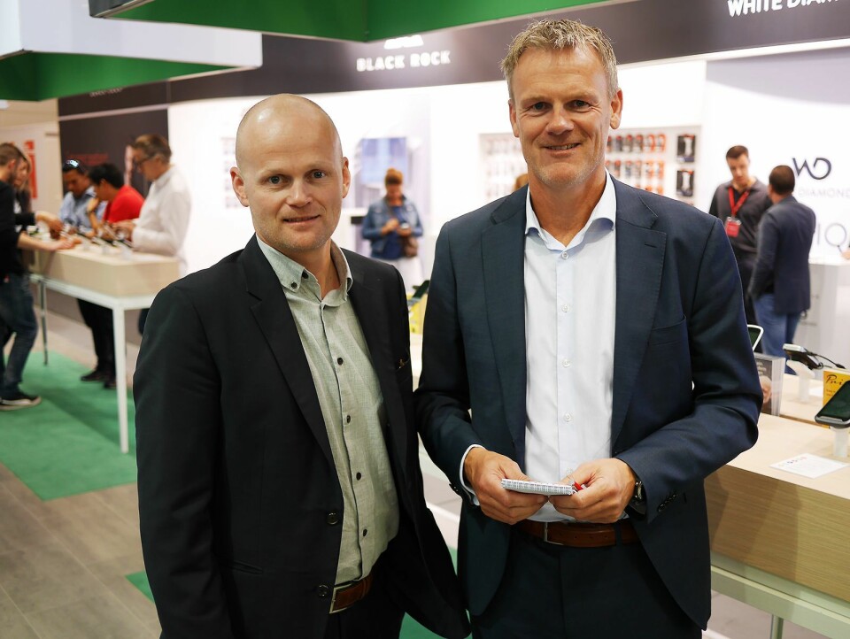 Roy Larsen (t. h.) er nordisk kategoridirektør for mobil, fitness og foto i Power. Her er han sammen med Thomas Korsnes, som er nordisk kategorisjef mobil, på IFA-messen i Berlin i 2017. Foto: Stian Sønsteng