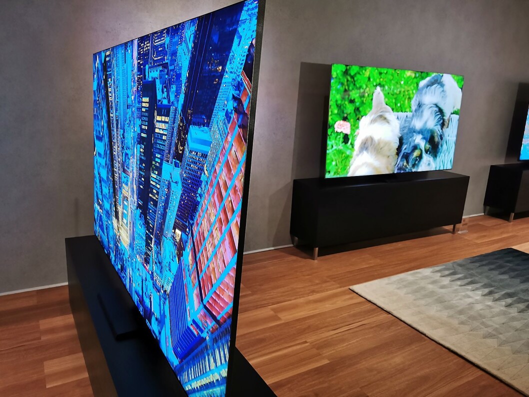 Samsung Q950TS har høyttalerne plassert i rammen på siden. Disse kan brukes i kombinasjon med Samsungs lydplanker. Foto: Stian Sønsteng. Samsung Q950TS har høyttalerne plassert i rammen på siden. Disse kan brukes i kombinasjon med Samsungs lydplanker. Foto: Stian Sønsteng.