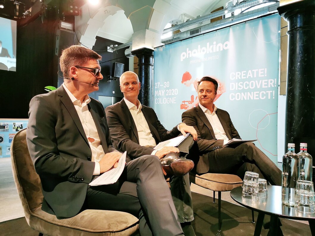 Fra venstre Oliver Frese (driftssjef (COO) ved Koelnmesse GmbH), Kai Hillebrandt (styreleder i den tyske bransjeforeningen Photoindustrie-Verband (PIV) og administrerende direktør ved Panasonic Tyskland, Østerrike, Sveits og Nederland) og Christoph Werner (senior visepresident ved Koelnmesse GmbH). Foto: Stian Sønsteng Fra venstre Oliver Frese (driftssjef (COO) ved Koelnmesse GmbH), Kai Hillebrandt (styreleder i den tyske bransjeforeningen Photoindustrie-Verband (PIV) og administrerende direktør ved Panasonic Tyskland, Østerrike, Sveits og Nederland) og Christoph Werner (senior visepresident ved Koelnmesse GmbH). Foto: Stian Sønsteng