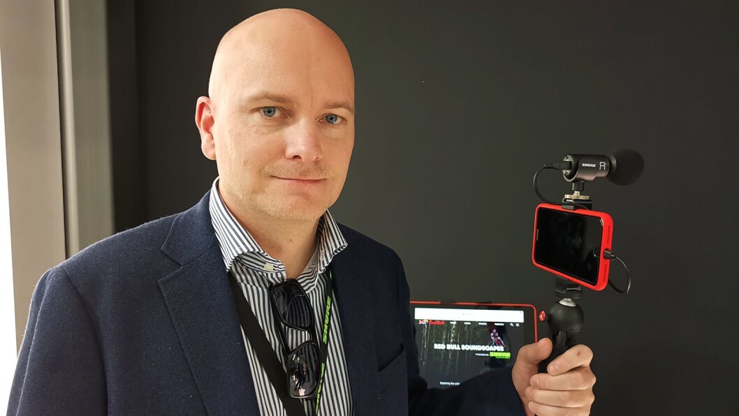 Arild Høyem i Benum fotografert på NAMM i California i januar i fjor, med Shure MV88+ Video Kit, der det følger med et Manfrottostativ. Foto: Stian Sønsteng. Arild Høyem i Benum fotografert på NAMM i California i januar i fjor, med Shure MV88+ Video Kit, der det følger med et Manfrottostativ. Foto: Stian Sønsteng.