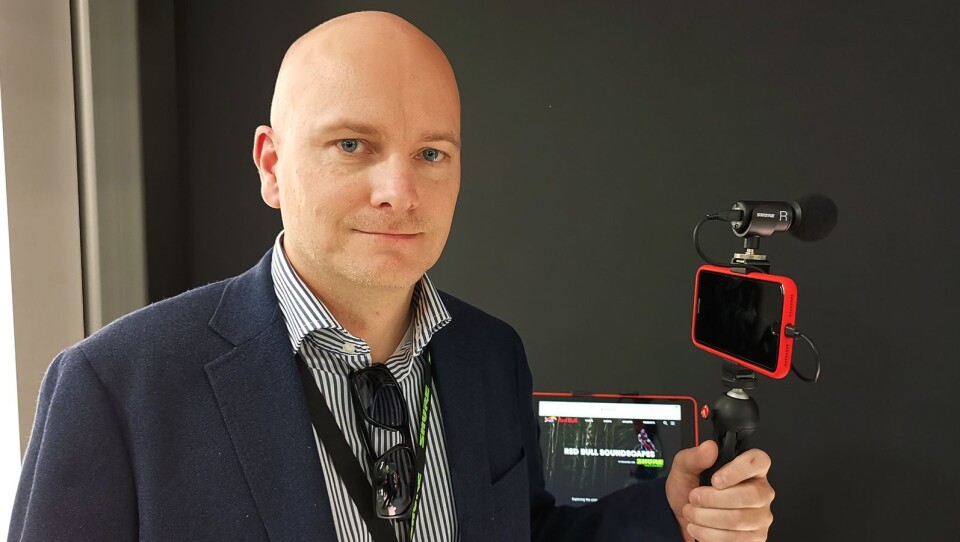 Arild Høyem i Benum fotografert på NAMM i California i januar i fjor, med Shure MV88+ Video Kit, der det følger med et Manfrottostativ. Foto: Stian Sønsteng.