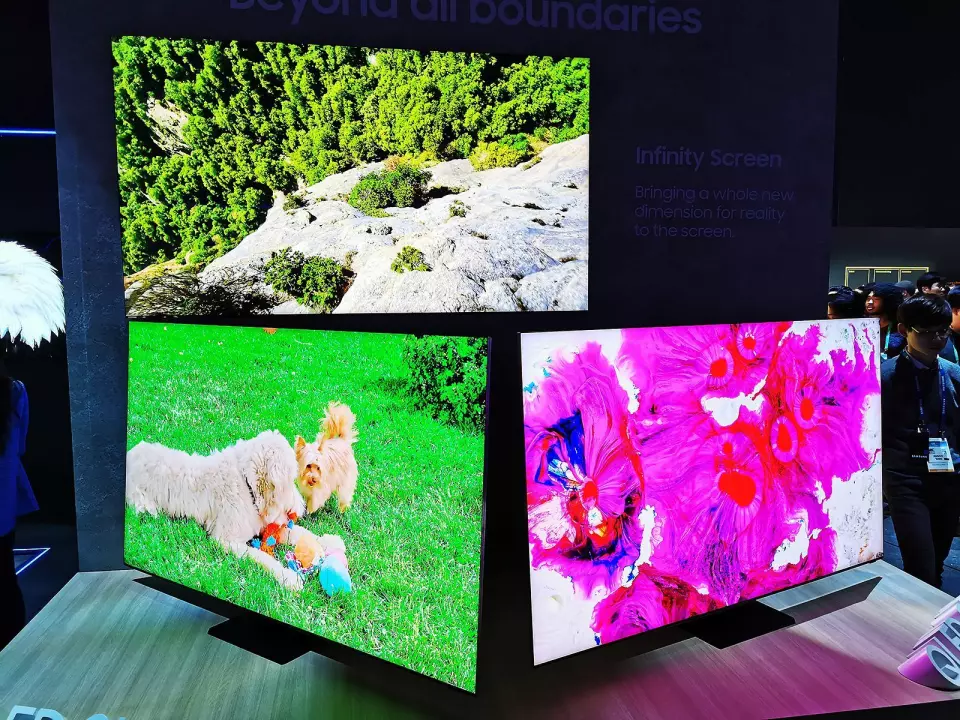 Toppmodellen Q950TS har Infinity Screen, der skjermen utgjør 99 prosent av fronten på TVen, med QLED 8K i størrelsene 65, 75 og 85 tommer. Foto: Stian Sønsteng.