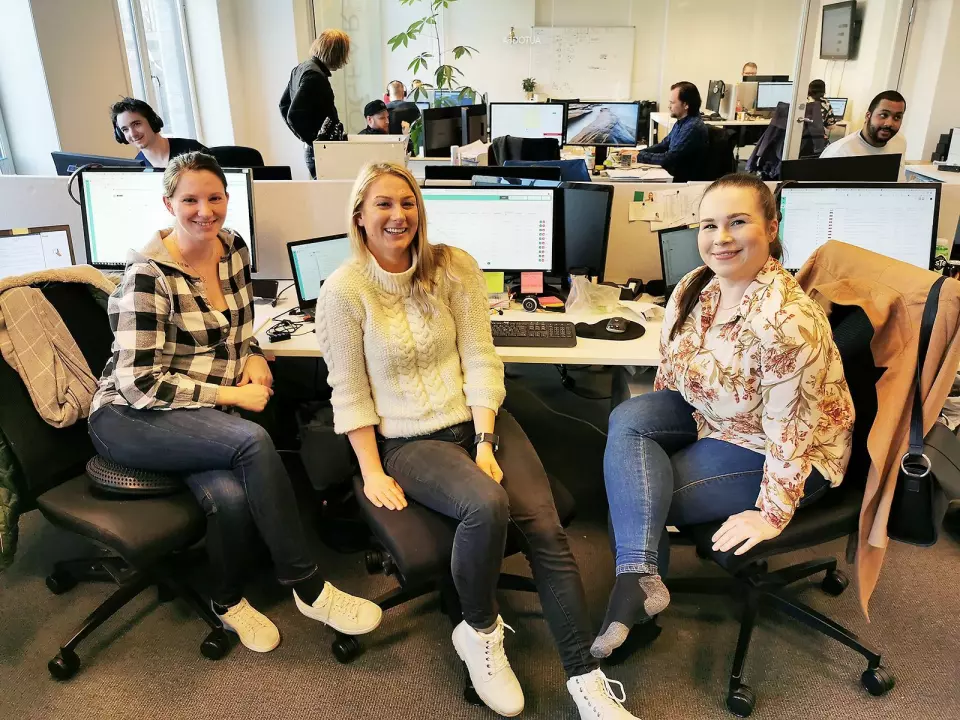 Blant de 17 ansatte i Autogear er Anette Arnesen (f. v.), Una Jacobsen og Therese Konterud på kundeservice. Foto: Stian Sønsteng.