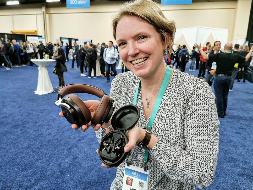 Laura Clapp Davidson i Shure med hodetelefonene Aonic 50 og de helt trådløse øreproppene Aonic 215. Foto:Stian Sønsteng Laura Clapp Davidson i Shure med hodetelefonene Aonic 50 og de helt trådløse øreproppene Aonic 215. Foto:Stian Sønsteng