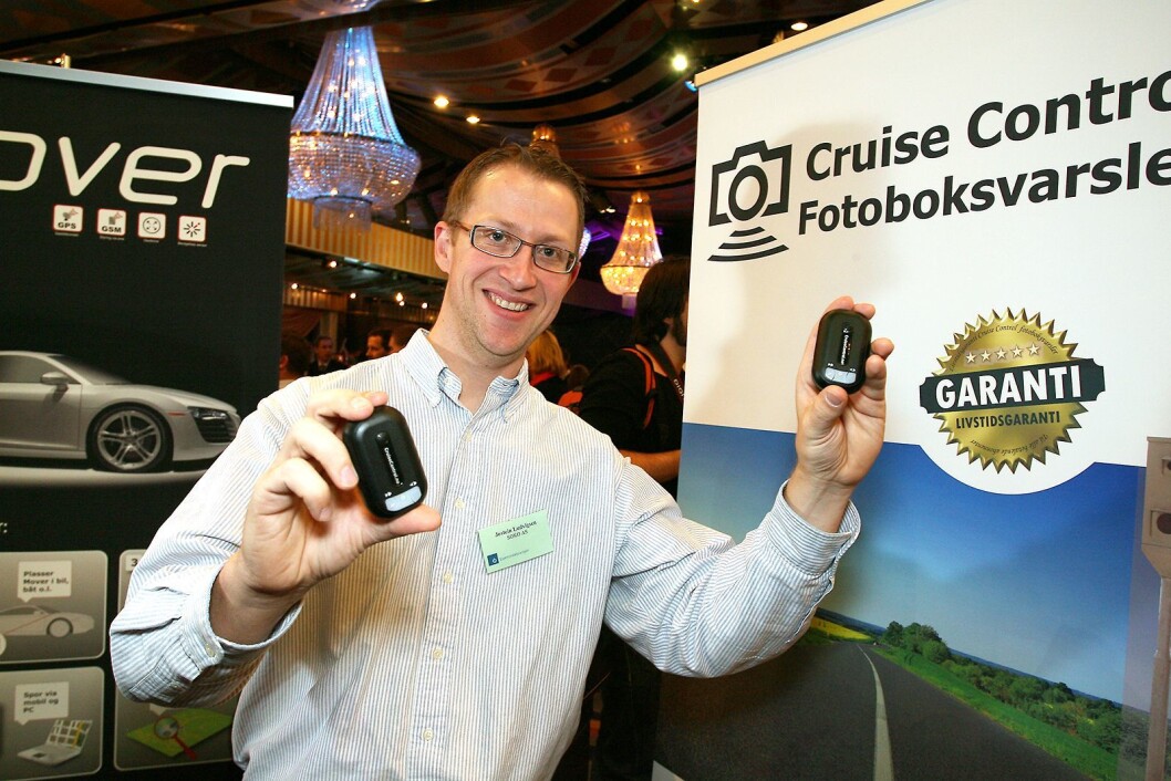 I 2008 deltok Jostein Ludvigsen i daværende Soko AS med fotoboksvarsleren Cruise Control på messen i forbindelse med Årets julegave-arrangementet til fagbladet Elektronikkbransjen. Foto: Tore Skaar. I 2008 deltok Jostein Ludvigsen i daværende Soko AS med fotoboksvarsleren Cruise Control på messen i forbindelse med Årets julegave-arrangementet til fagbladet Elektronikkbransjen. Foto: Tore Skaar.