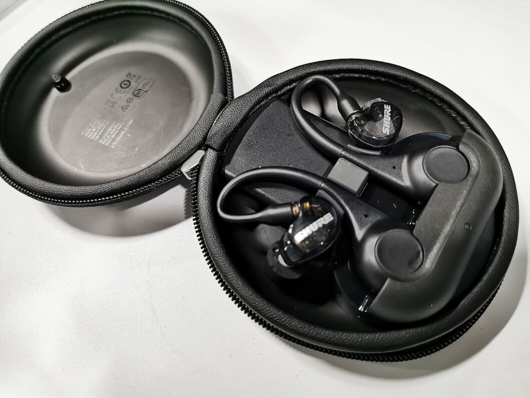 De helt trådløse øreproppene Shure Aonic 215 kan plugges i en ledning eller i de medfølgende blåtannbøylene. Pris: 3.300,- Foto: Stian Sønsteng. De helt trådløse øreproppene Shure Aonic 215 kan plugges i en ledning eller i de medfølgende blåtannbøylene. Pris: 3.300,- Foto: Stian Sønsteng.