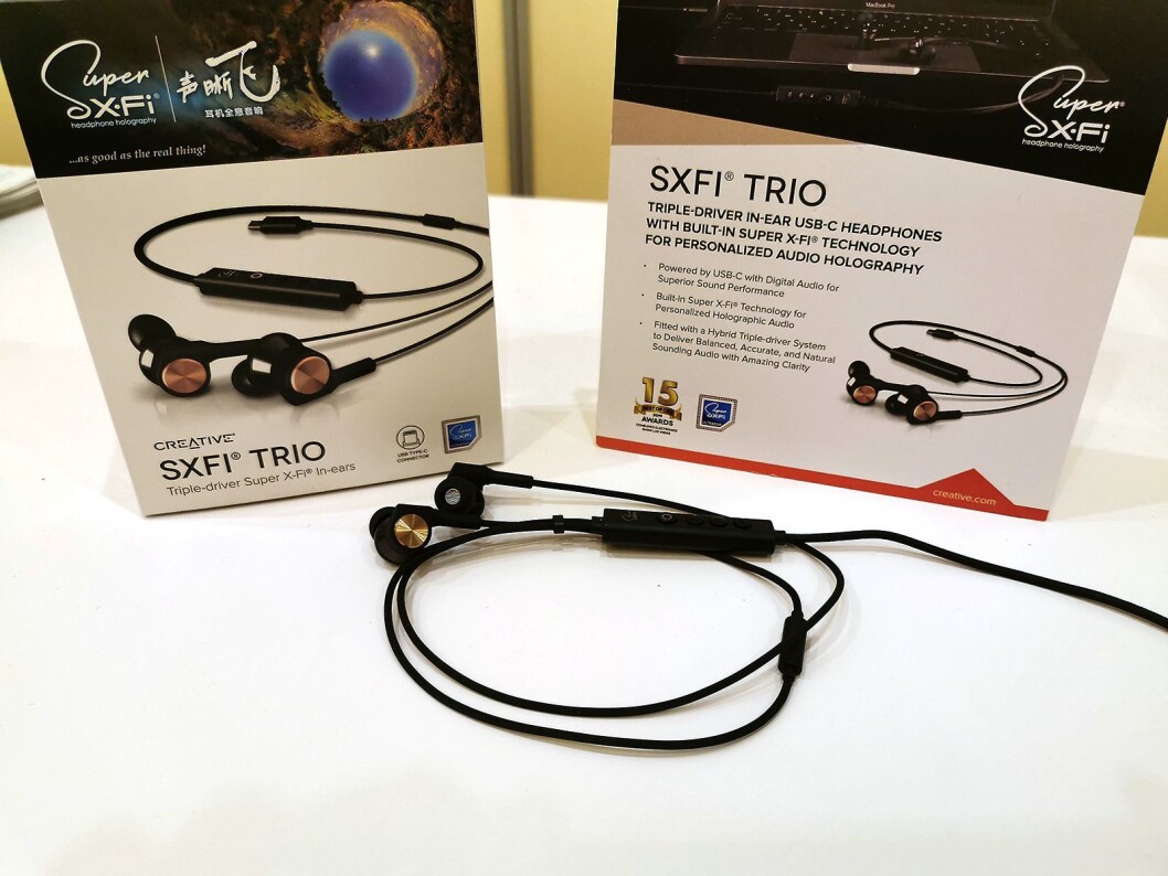 Øreproppene SXFI Trio har trippeldrivere, innebygd Super X-Fi og USB-C. Disse kommer i handelen i vår, til rundt 150 USD. Foto: Stian Sønsteng. Øreproppene SXFI Trio har trippeldrivere, innebygd Super X-Fi og USB-C. Disse kommer i handelen i vår, til rundt 150 USD. Foto: Stian Sønsteng.