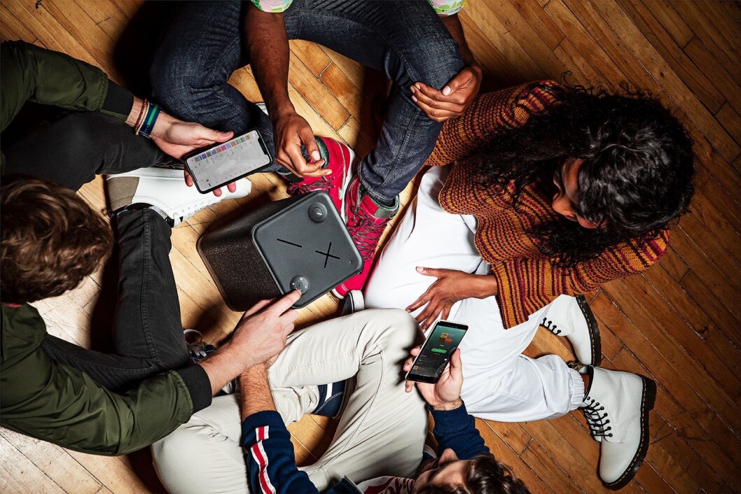 Ultimate Ears Hyperboom kan koples til to blåtannheter, og man kan sømløst veksle mellom disse. Foto: Ultimate Ears. Ultimate Ears Hyperboom kan koples til to blåtannheter, og man kan sømløst veksle mellom disse. Foto: Ultimate Ears.