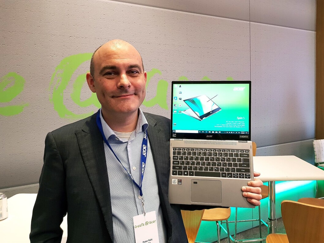 Peter Kaic fra Acer viser fem den nye Spin-maskinen. Foto: Jan Røsholm Peter Kaic fra Acer viser fem den nye Spin-maskinen. Foto: Jan Røsholm