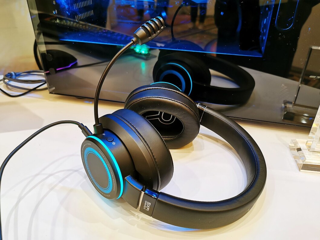 Creative SXFI Gamer har en helt ny versjon av Super X-Fi utviklet for førsteperson skytespill. Mikrofonen er av kringkastingskvalitet, med integrert popfilter. Foto: Stian Sønsteng. Creative SXFI Gamer har en helt ny versjon av Super X-Fi utviklet for førsteperson skytespill. Mikrofonen er av kringkastingskvalitet, med integrert popfilter. Foto: Stian Sønsteng.