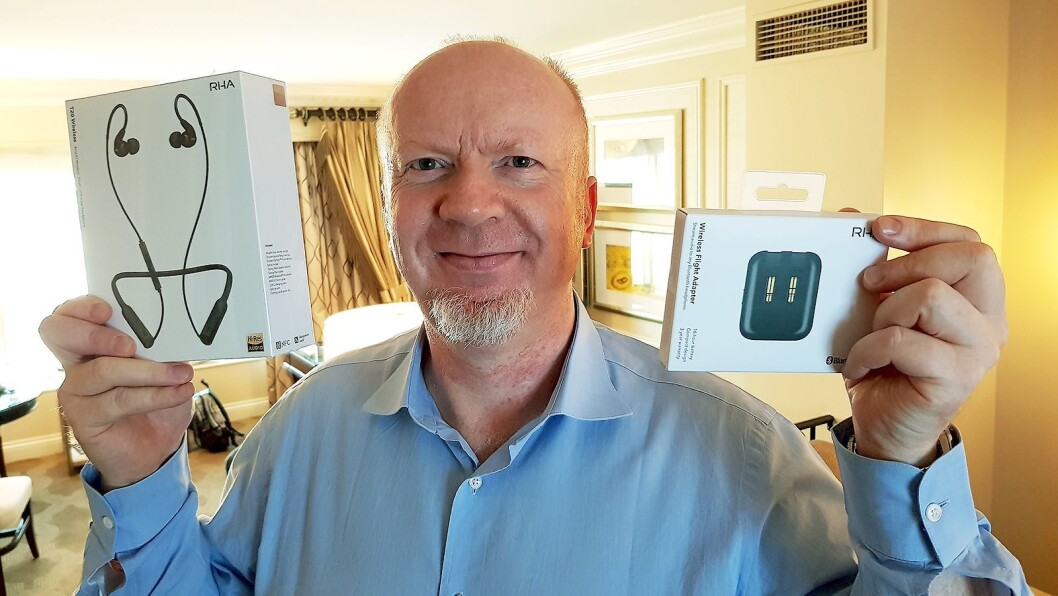 Terje Romen i Mono viser frem RHA Wireless Flight Adapter og T20 Wireless ørepropper. Terje Romen i Mono viser frem RHA Wireless Flight Adapter og T20 Wireless ørepropper.