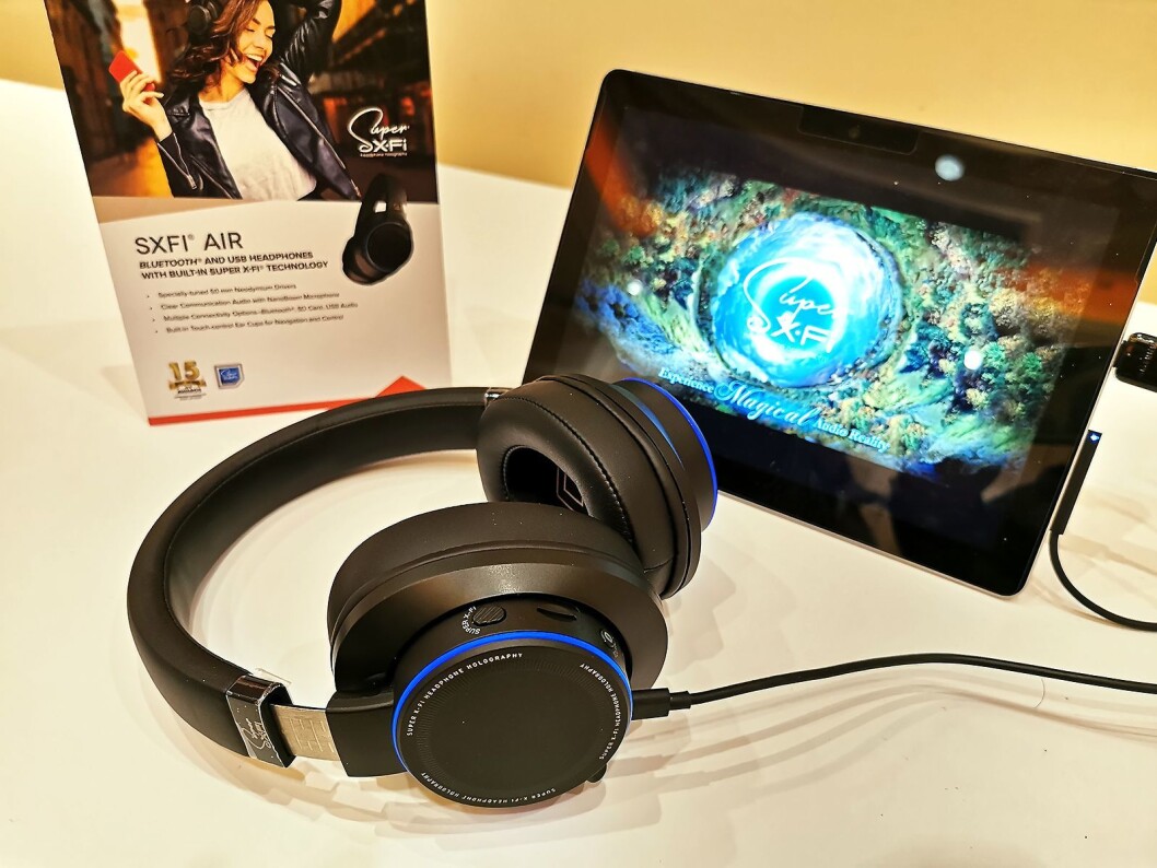Creative SXFI Air har i andre generasjon fått øreputer i skinn og økt batteritid. Blåtann, USB-C, 3,5 mm-inngang og mikro SD-kortleser. Pris: 1.800,- Foto: Stian Sønsteng. Creative SXFI Air har i andre generasjon fått øreputer i skinn og økt batteritid. Blåtann, USB-C, 3,5 mm-inngang og mikro SD-kortleser. Pris: 1.800,- Foto: Stian Sønsteng.
