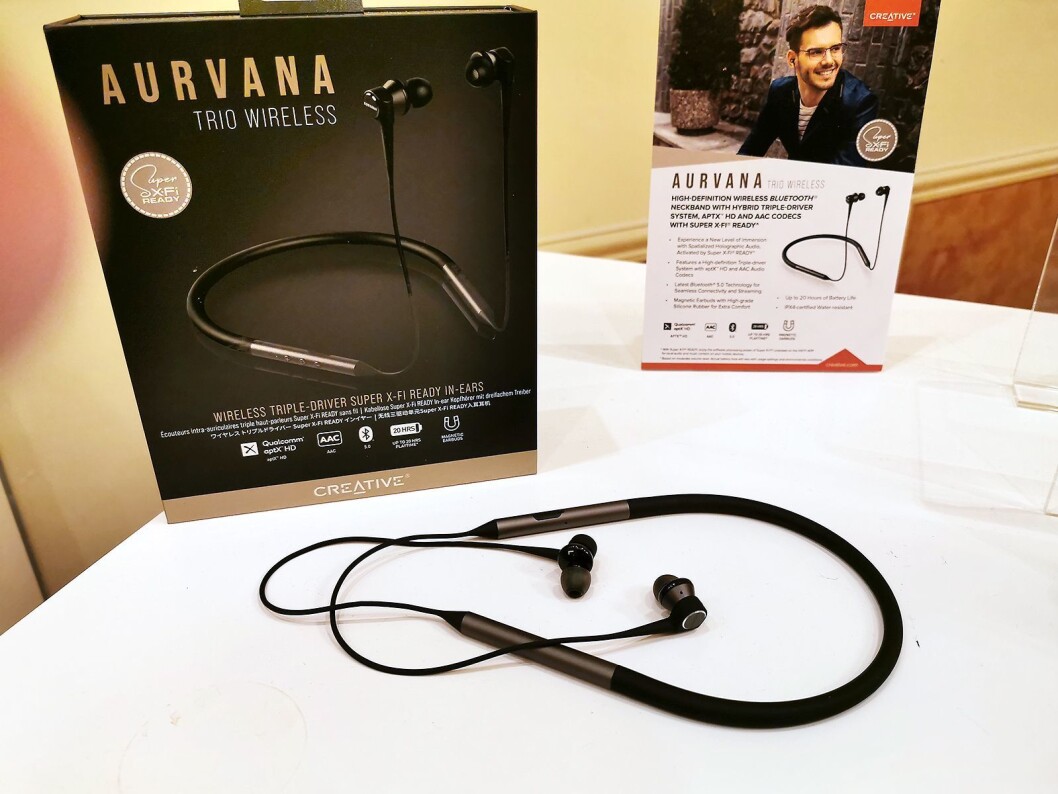 Creative Aurvana Trio Wireless er ørepropper med en bøyle som legges rundt nakken. Også disse har trippeldrivere, og en Super X-Fi-lisens følger med. Foto: Stian Sønsteng. Creative Aurvana Trio Wireless er ørepropper med en bøyle som legges rundt nakken. Også disse har trippeldrivere, og en Super X-Fi-lisens følger med. Foto: Stian Sønsteng.