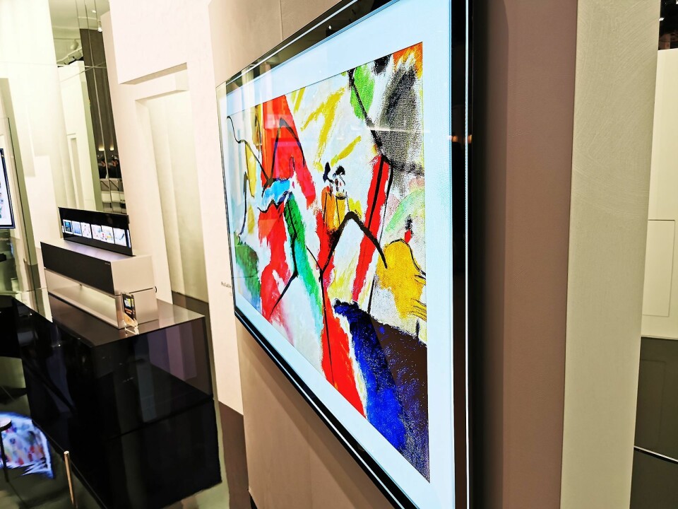 LGs nye G-serie består av 4K oled-TVer med galleridesign, som bygger 1,9 cm ut fra veggen inklusive kabler og veggfeste, i størrelsene 55, 65 og 77 tommer. I bakgrunnen selskapets rulle-TV. Foto: Stian Sønsteng. Foto: Stian Sønsteng.
