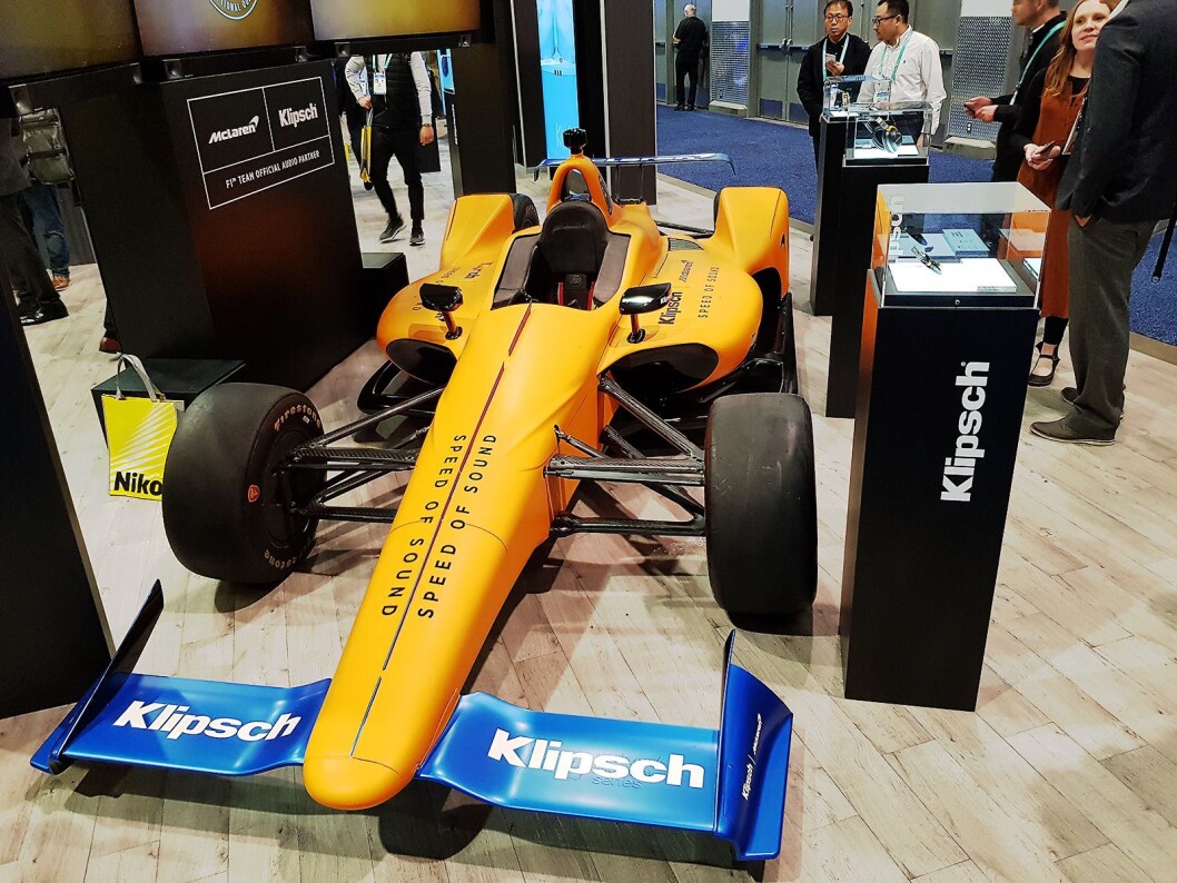 Klipsch har inngått et samarbeid med McLaren, og hadde med en racerbil på standen. Foto: Jan Røsholm. Klipsch har inngått et samarbeid med McLaren, og hadde med en racerbil på standen. Foto: Jan Røsholm.