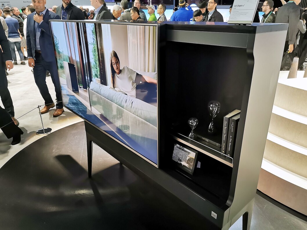 På hjemmemarkedet i Sør-Korea har LG lansert møbel-TVer, Objet, som dette skapet der skjermen sitter i skyvedøren. Foto: Stian Sønsteng. På hjemmemarkedet i Sør-Korea har LG lansert møbel-TVer, Objet, som dette skapet der skjermen sitter i skyvedøren. Foto: Stian Sønsteng.