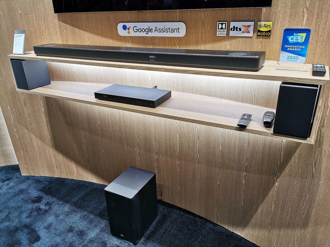 LG SN11RG har lyd fra Meridian, Dolby Atmos og DTS:X, med dedikerte topphøyttalere på bakhøyttalerne, og gir 7.1.4-lyd. Foto: Stian Sønsteng. LG SN11RG har lyd fra Meridian, Dolby Atmos og DTS:X, med dedikerte topphøyttalere på bakhøyttalerne, og gir 7.1.4-lyd. Foto: Stian Sønsteng.