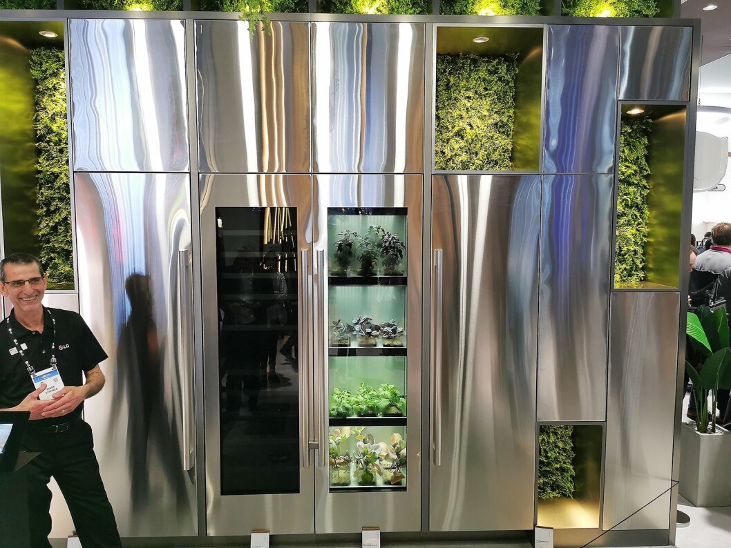 Innehage (Indoor gardening) er et LG-konsept der man kan dyrke urter og lignende, med ulike klimasoner og automatisk vanning. Kommer ikke for salg i Norden. Foto: Stian Sønsteng. Innehage (Indoor gardening) er et LG-konsept der man kan dyrke urter og lignende, med ulike klimasoner og automatisk vanning. Kommer ikke for salg i Norden. Foto: Stian Sønsteng.