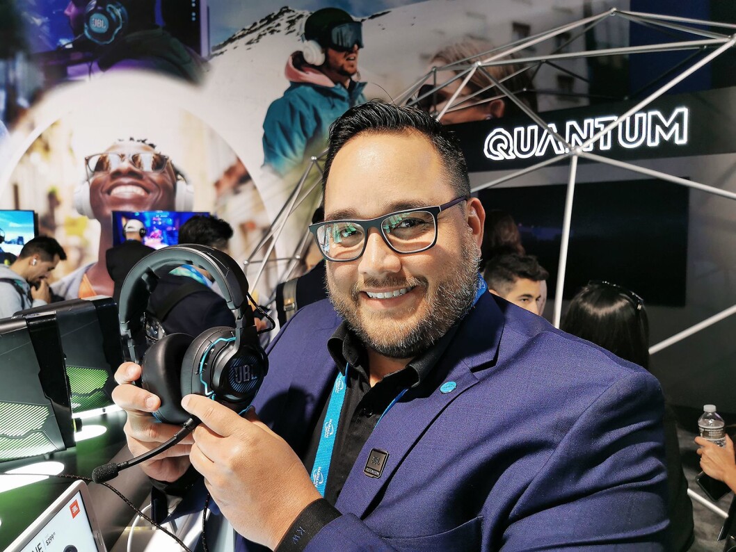 Ken Wemier i JBL med toppmodellen Quantum One, i selskapets første serie spillhodesett. Denne følger hodebevegelsene, og plasserer lydene deretter. Pris: 2.500,- Foto: Stian Sønsteng Ken Wemier i JBL med toppmodellen Quantum One, i selskapets første serie spillhodesett. Denne følger hodebevegelsene, og plasserer lydene deretter. Pris: 2.500,- Foto: Stian Sønsteng