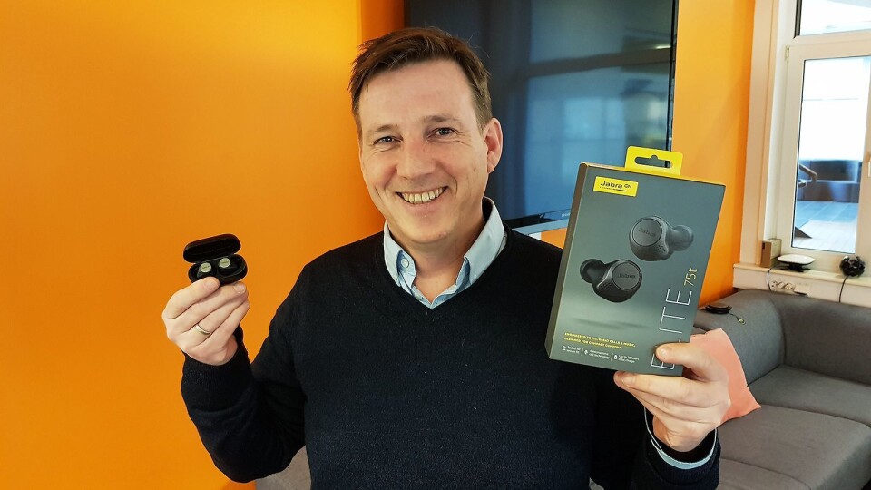 Tore W. Bjørnsengen i Jabra Norge med øreproppene Elite Active 75t (t. v.) og Elite 75t. Foto: Jan Røsholm