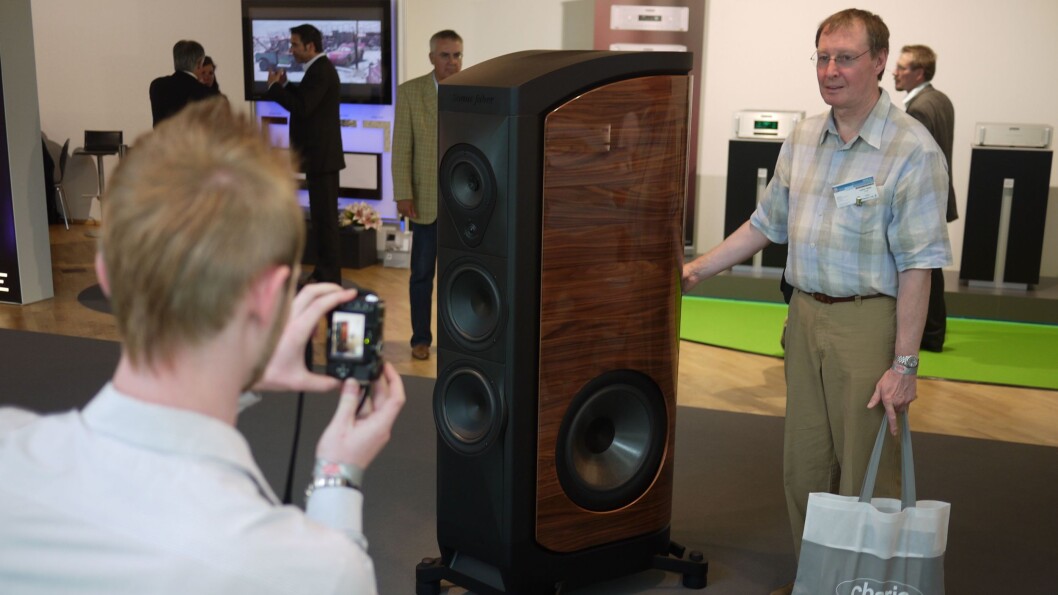 Fra High End-messen i München i 2011, der en besøkende blir fotografert ved siden av høyttaleren The fra Sonus Faber, som da hadde en pris på 1,4 millioner kroner paret. Foto: Stian Sønsteng Fra High End-messen i München i 2011, der en besøkende blir fotografert ved siden av høyttaleren The fra Sonus Faber, som da hadde en pris på 1,4 millioner kroner paret. Foto: Stian Sønsteng
