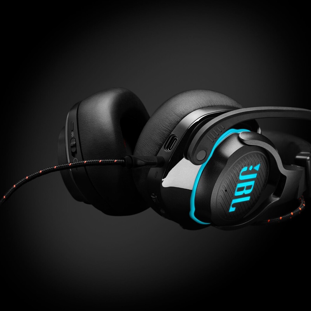 JBL Quantum 800 har aktiv støyreduksjon, 2,4 GHz trådløs overføring, blåtann, kablet med 3,5 mm jack og USB-C og -A, og har JBL QuantumSurround lydsignatur og DTS. Pris: 2.000,- Foto: JBL. JBL Quantum 800 har aktiv støyreduksjon, 2,4 GHz trådløs overføring, blåtann, kablet med 3,5 mm jack og USB-C og -A, og har JBL QuantumSurround lydsignatur og DTS. Pris: 2.000,- Foto: JBL.