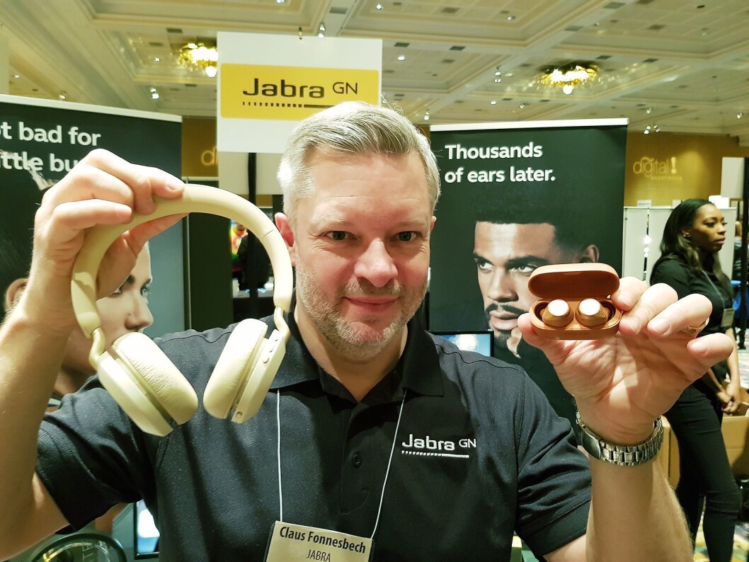 Claus Fonnesbech i Jabra viste på CES-messen hodetelefonene Jabra Elite 45h og øreproppene Elite Active 75t. Foto: Jan Røsholm. Claus Fonnesbech i Jabra viste på CES-messen hodetelefonene Jabra Elite 45h og øreproppene Elite Active 75t. Foto: Jan Røsholm.