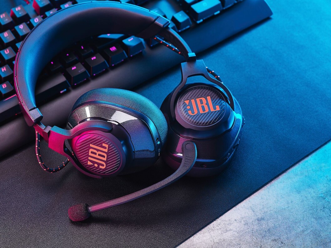 JBL Quantum 600 har 2,4 GHz trådløs overføring, kablet med 3,5 mm jack og USB-C og -A, og har JBL QuantumSurround lydsignatur og DTS. Pris: 1.500,- Foto: JBL. JBL Quantum 600 har 2,4 GHz trådløs overføring, kablet med 3,5 mm jack og USB-C og -A, og har JBL QuantumSurround lydsignatur og DTS. Pris: 1.500,- Foto: JBL.