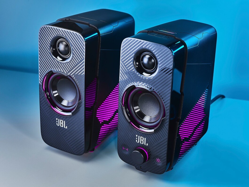 JBL Quantum Duo er de eneste høyttalerne i serien, ifølge Wemier med kraftig bass og unike lyseffekter. Foto: JBL. JBL Quantum Duo er de eneste høyttalerne i serien, ifølge Wemier med kraftig bass og unike lyseffekter. Foto: JBL.