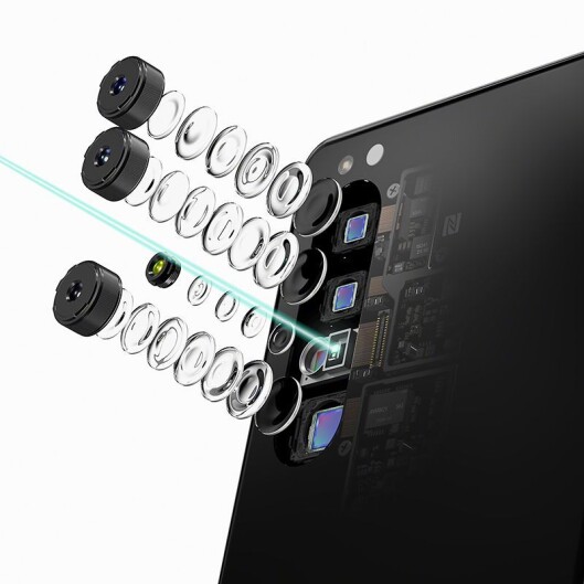 Xperia 1 II har hentet teknologi fra kameradivisjonen hos Sony, og har fått tre ulike objektiver samt en dybdesensor i sitt nye oppsett. Foto: Sony. Xperia 1 II har hentet teknologi fra kameradivisjonen hos Sony, og har fått tre ulike objektiver samt en dybdesensor i sitt nye oppsett. Foto: Sony.