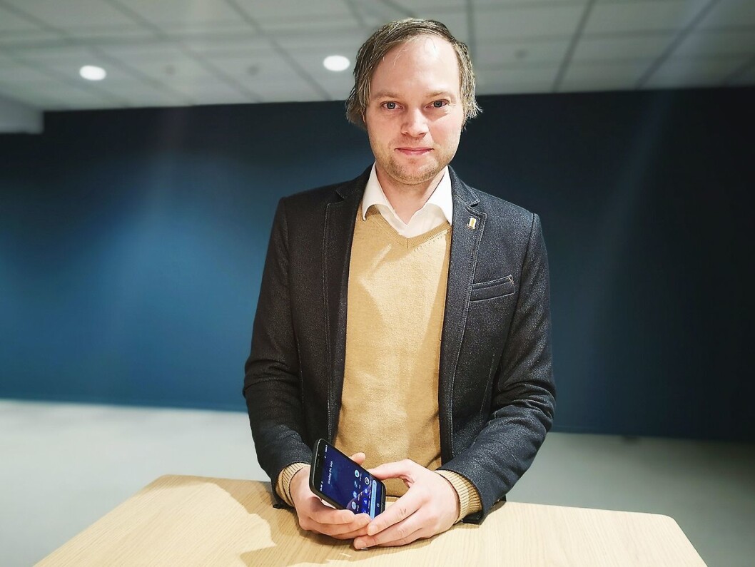 Anders Austad, nøkkelkundeansvarlig i Doro, viser fram selskapets siste smarttelefon, Doro 8050. Foto: Marte Ottemo. Anders Austad, nøkkelkundeansvarlig i Doro, viser fram selskapets siste smarttelefon, Doro 8050. Foto: Marte Ottemo.