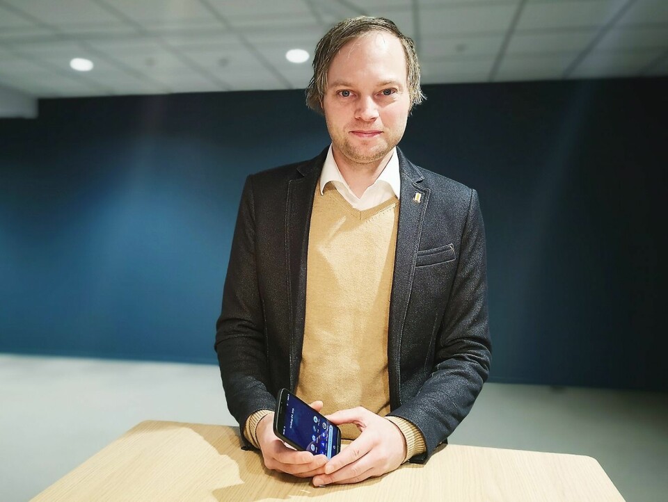 Anders Austad, nøkkelkundeansvarlig i Doro, viser fram selskapets siste smarttelefon, Doro 8050. Foto: Marte Ottemo.