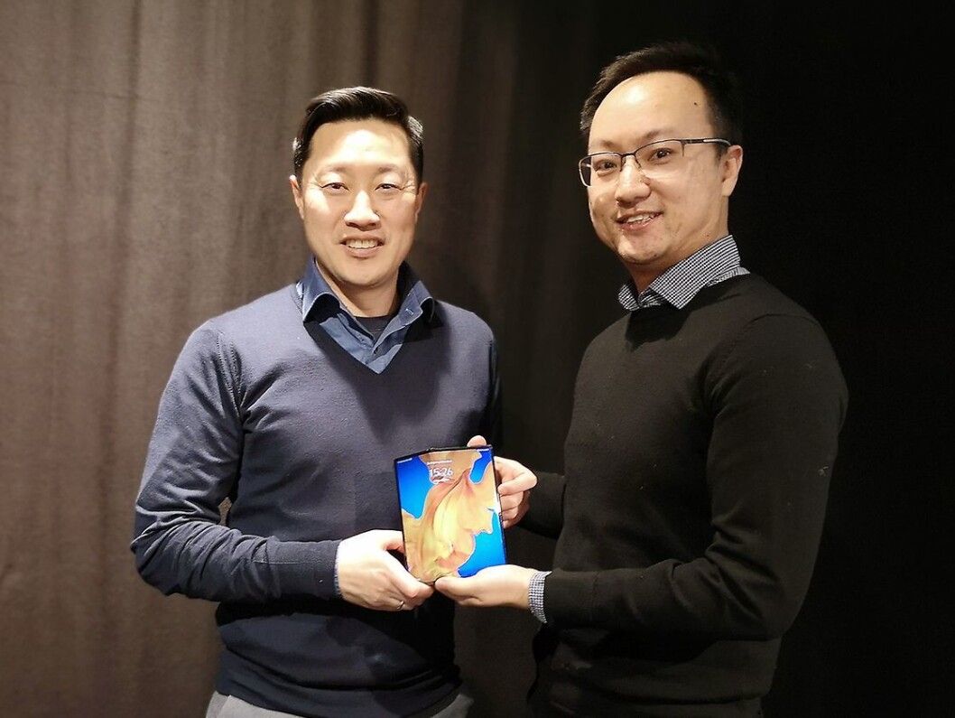 PR-sjef Anders Bigseth og Gordon Jiadong Zhou, daglig leder for Huaweis norske konsumentavdeling viser fram nye Mate Xs. Foto: Marte Ottemo. PR-sjef Anders Bigseth og Gordon Jiadong Zhou, daglig leder for Huaweis norske konsumentavdeling viser fram nye Mate Xs. Foto: Marte Ottemo.