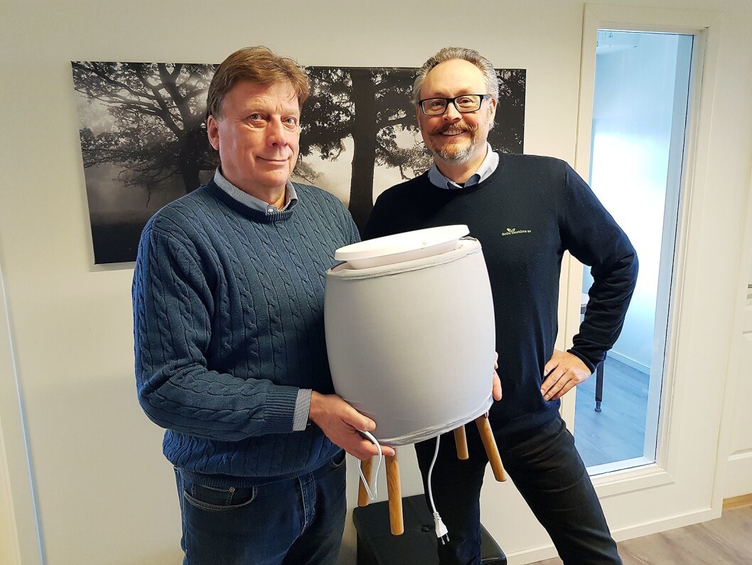 Jon Bjaaen (t. v.) og Jarle Karlsrud viser frem den smarte luftrenseren Lendou fra Air & Me, her med grått trekk som også fungerer som forfilter. Foto: Jan Røsholm. Jon Bjaaen (t. v.) og Jarle Karlsrud viser frem den smarte luftrenseren Lendou fra Air & Me, her med grått trekk som også fungerer som forfilter. Foto: Jan Røsholm.