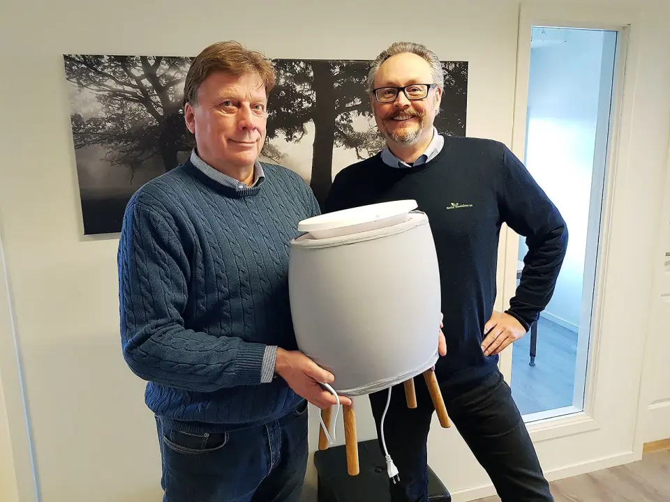 Jon Bjaaen (t. v.) og Jarle Karlsrud viser frem den smarte luftrenseren Lendou fra Air & Me, her med grått trekk som også fungerer som forfilter. Foto: Jan Røsholm. Jon Bjaaen (t. v.) og Jarle Karlsrud viser frem den smarte luftrenseren Lendou fra Air & Me, her med grått trekk som også fungerer som forfilter. Foto: Jan Røsholm.