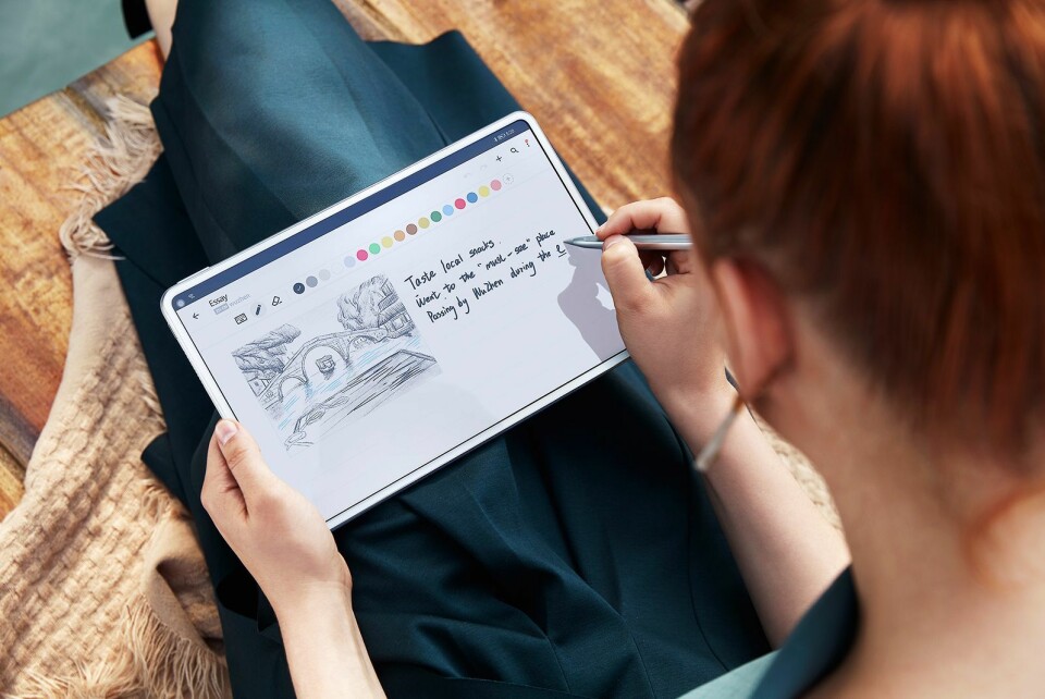 Nye MatePad kan brukes til kreative oppgaver med Huaweis M-Pencil. Foto: Huawei.