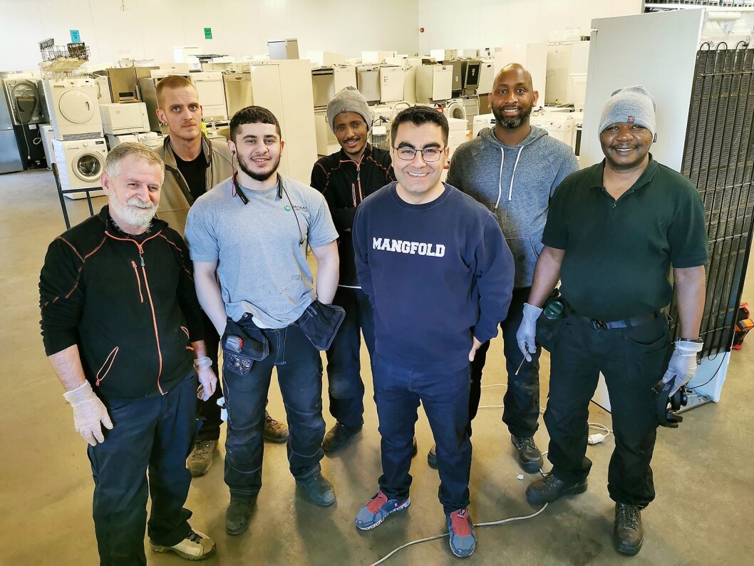 Fra venstre Sobhi, Thomas Sveen Nordbeck, Abdulrahman Ihneti, Maarg W. Berhu, Jawad Azadmehr, Augustin N. Nzaboninka og Victor Kivy i Sirkular Gjenbruk. Foto: Stian Sønsteng. Fra venstre Sobhi, Thomas Sveen Nordbeck, Abdulrahman Ihneti, Maarg W. Berhu, Jawad Azadmehr, Augustin N. Nzaboninka og Victor Kivy i Sirkular Gjenbruk. Foto: Stian Sønsteng.