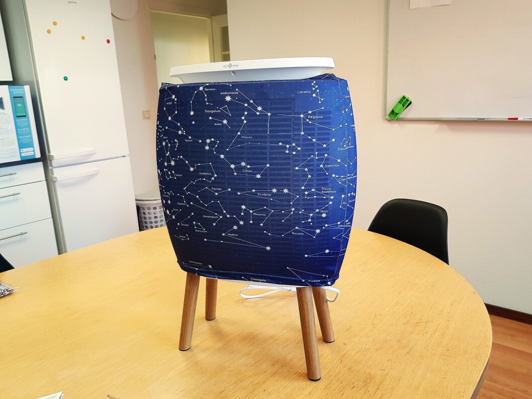 Luftrenseren Lendou fra Air & Me har møbeldesign, bein i treverk og utskiftbare trekk. Foto: Jan Røsholm. Luftrenseren Lendou fra Air & Me har møbeldesign, bein i treverk og utskiftbare trekk. Foto: Jan Røsholm.