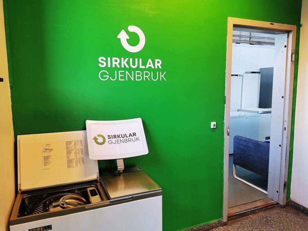 Inngangspartiet til Sirkular Gjenbruk er malt miljøgrønt. Foto: Stian Sønsteng. Inngangspartiet til Sirkular Gjenbruk er malt miljøgrønt. Foto: Stian Sønsteng.