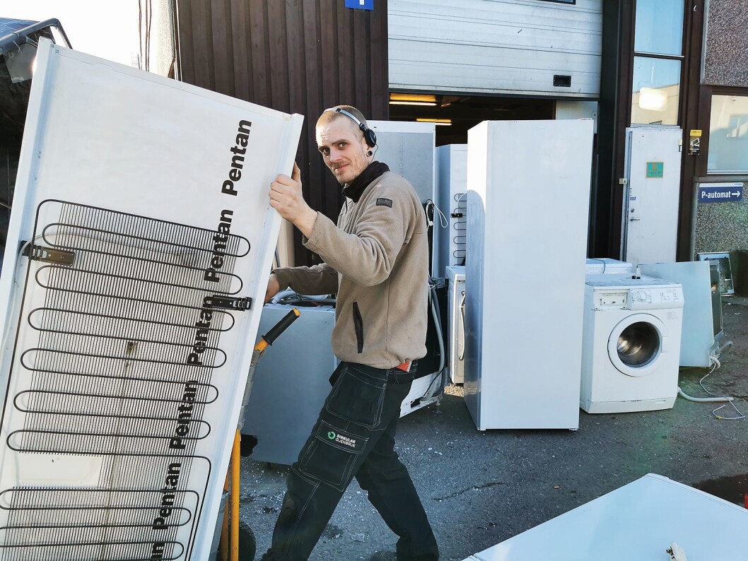 Thomas Sveen Nordbeck traller inn et skap som er levert inn til Sirkular Gjenbruk for reparasjon. Foto: Stian Sønsteng. Thomas Sveen Nordbeck traller inn et skap som er levert inn til Sirkular Gjenbruk for reparasjon. Foto: Stian Sønsteng.