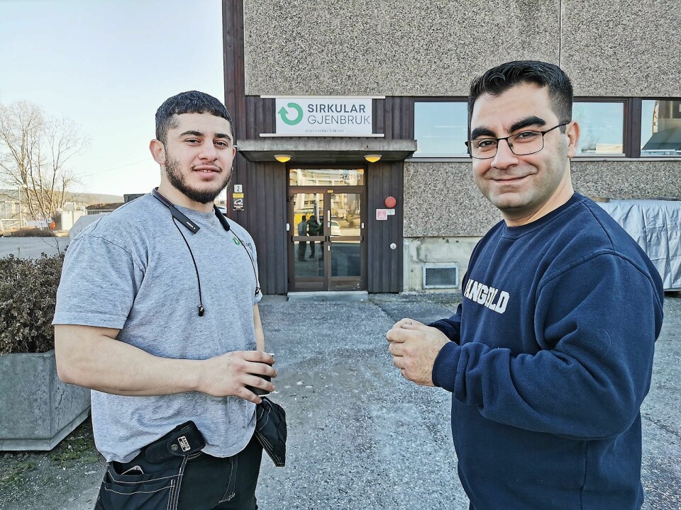 Abdulrahman Ihneti (t. v.) og Jawad Azadmehr utenfor Sirkular Gjenbruks lokaler på Vollebekk i Oslo. Foto: Stian Sønsteng.