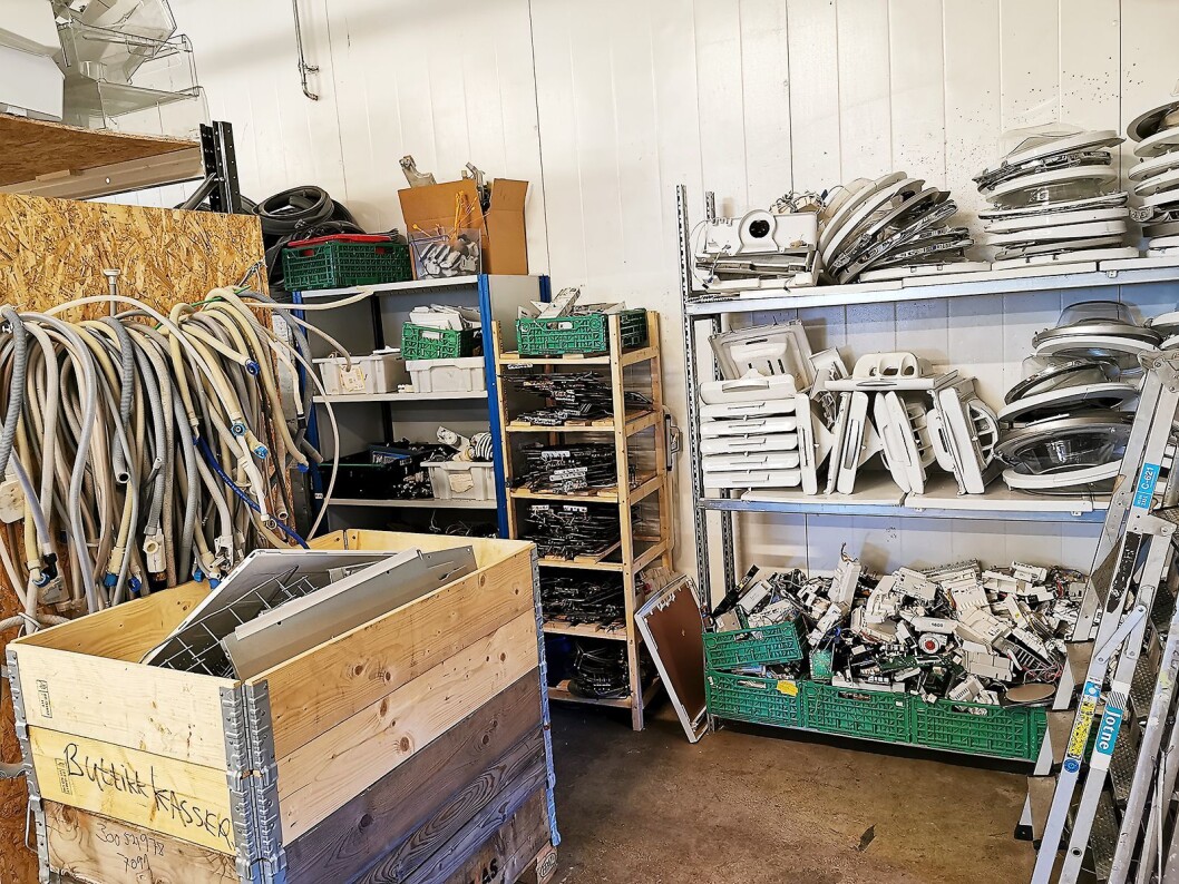 Sirkular Gjenbruk har et eget lager, med deler fra kasserte hvitevarer. Foto: Stian Sønsteng. Sirkular Gjenbruk har et eget lager, med deler fra kasserte hvitevarer. Foto: Stian Sønsteng.
